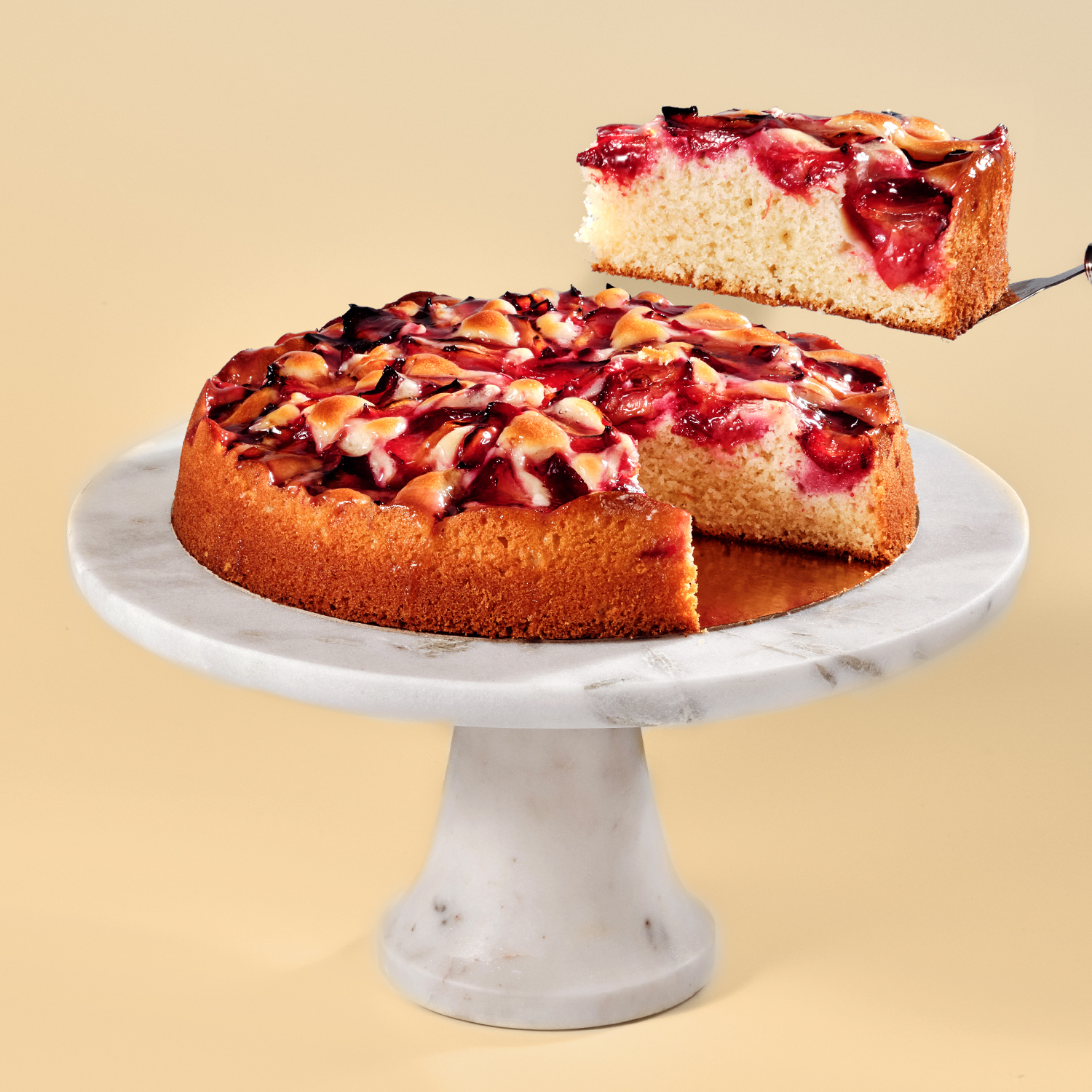 kategoria Ciasta, produkt na obrazku to NOWOŚĆ! Ciasto sezonowe ze śliwkami